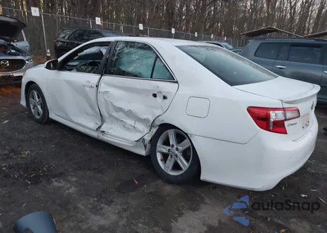 2013 Toyota Camry Se z USA, uszkodzony, nr VIN 4T1BF1FK7DU663338